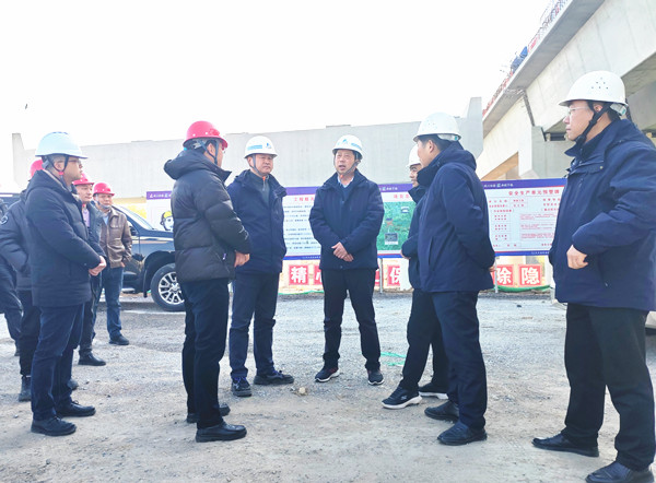 耿仁平調(diào)研S22天天高速安潛段項(xiàng)目復(fù)工復(fù)產(chǎn)工作