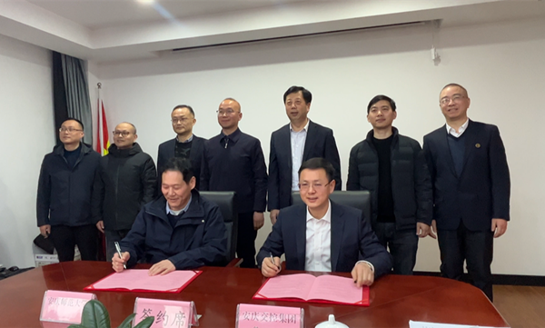 強(qiáng)強(qiáng)聯(lián)合促發(fā)展   校企合作譜新篇--安慶師范大學(xué)與安慶交控集團(tuán)簽署戰(zhàn)略合作協(xié)議